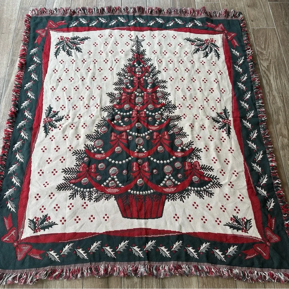 Vintage Holiday Christmas Tree Decorative Throw Blanket - Red & Green